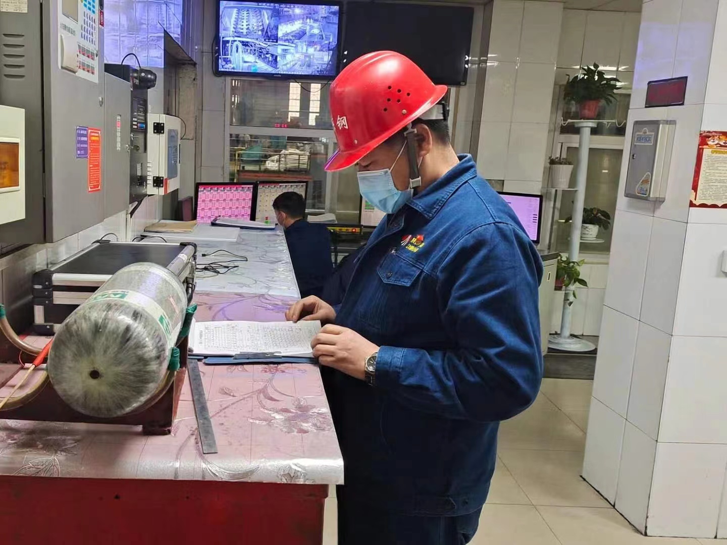 堅持“三個過硬”,筑牢廉政“堤壩” 堅持“三個過硬”,筑牢廉政“堤壩”